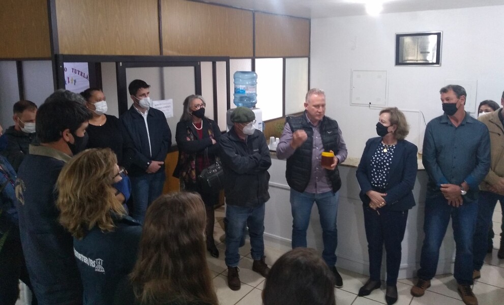 Prefeito Gelson fez a entrega de um pote de mel produzido aqui no Município à Secretária Silvana