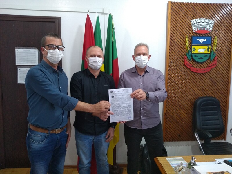 Secretário Ademir, Registrador Juliano e Prefeito Gelson