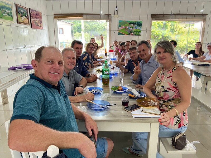 Momento de confraternização e trecho de calçamento na Localidade de São Francisco executado com recursos de emenda do Deputado Cherini