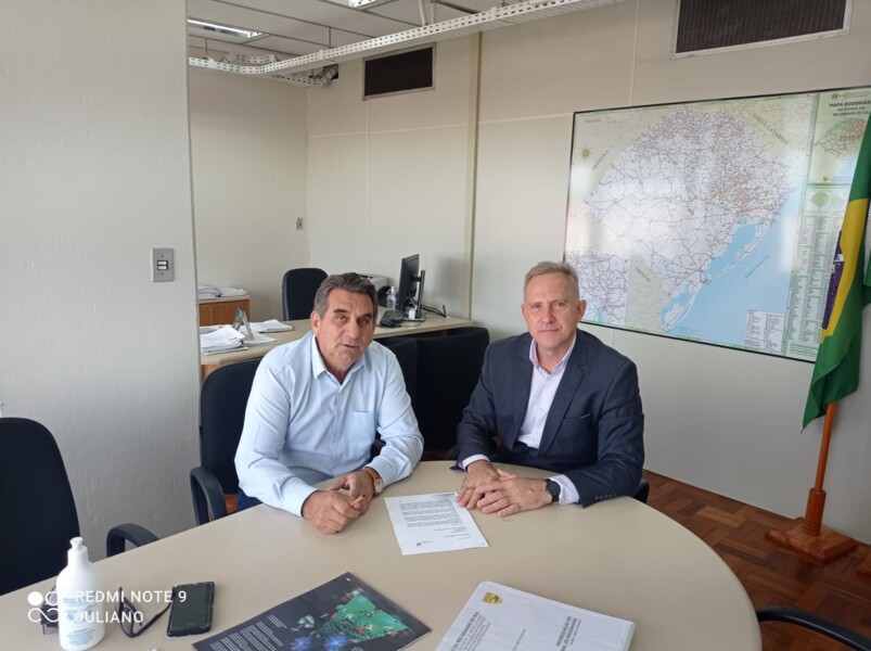 Secretário adjunto Gustavo Souza e Prefeito Gelson na Secretaria de Logística e Transportes