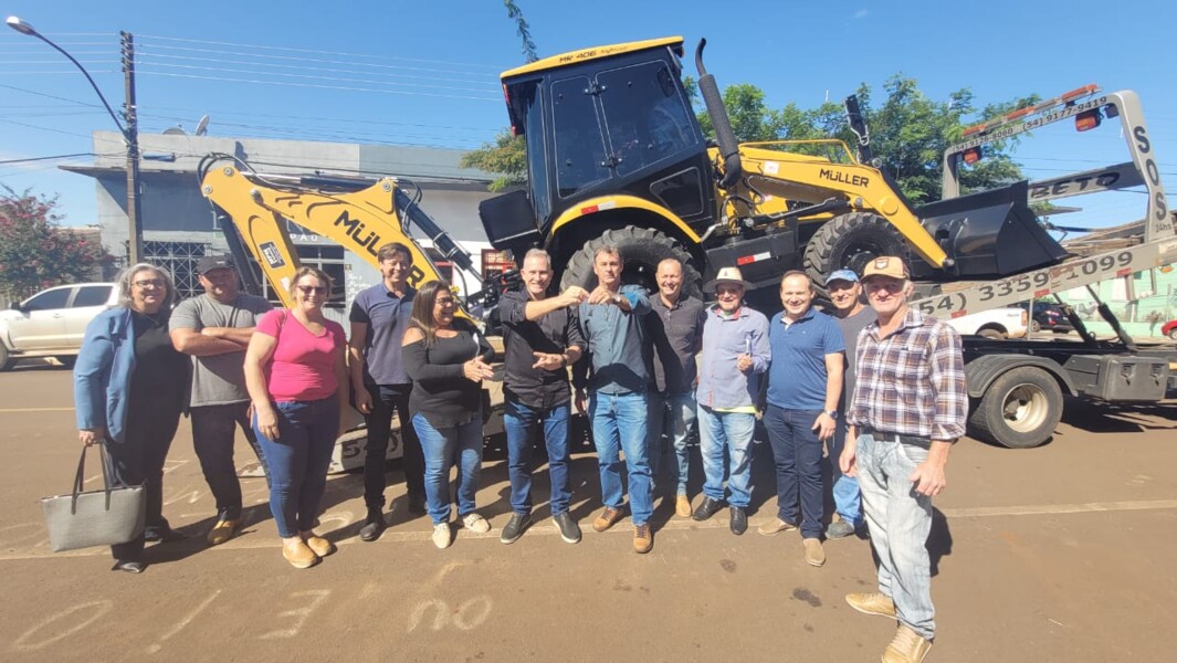 Vereadores prestigiaram a entrega do equipamento