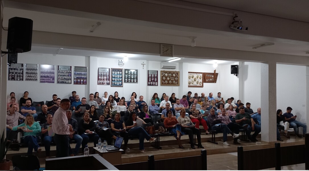 Participantes do evento acompanhando as explanações do Dr. Armando Perin