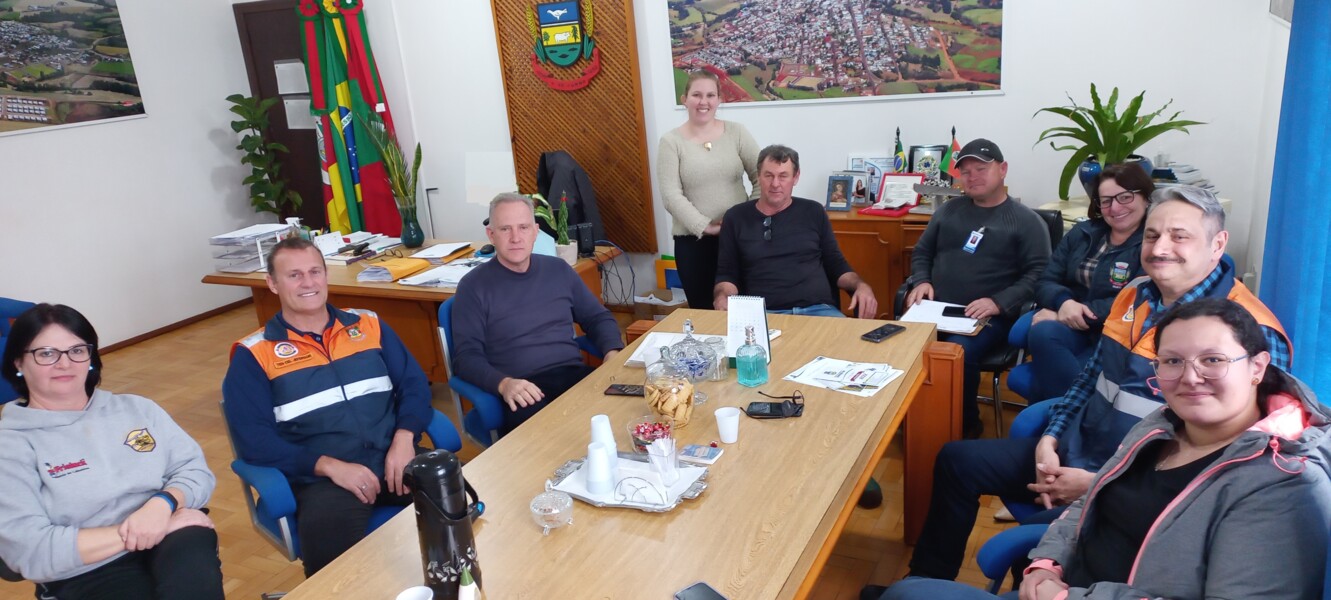 Prefeito Gelson, vice-prefeito Moacir com equipes da Defesa Civil do Município e da CREPDEC Passo Fundo
