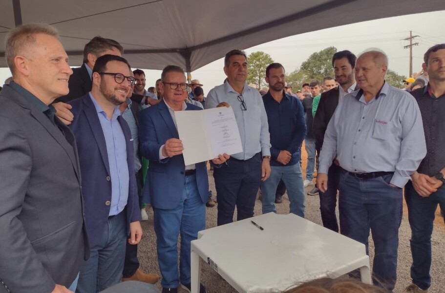 Momento da assinatura da ordem de início das obras