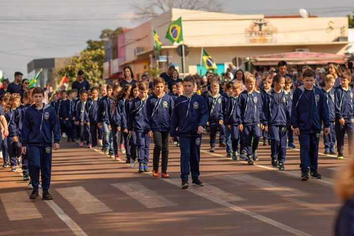 Alunos da rede municipal participando do Desfile Cívico