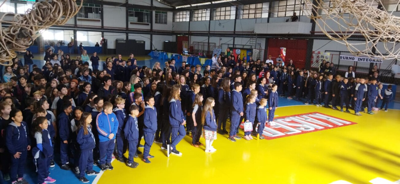 Alunos participando da abertura da 1ª feira do Empreendedorismo