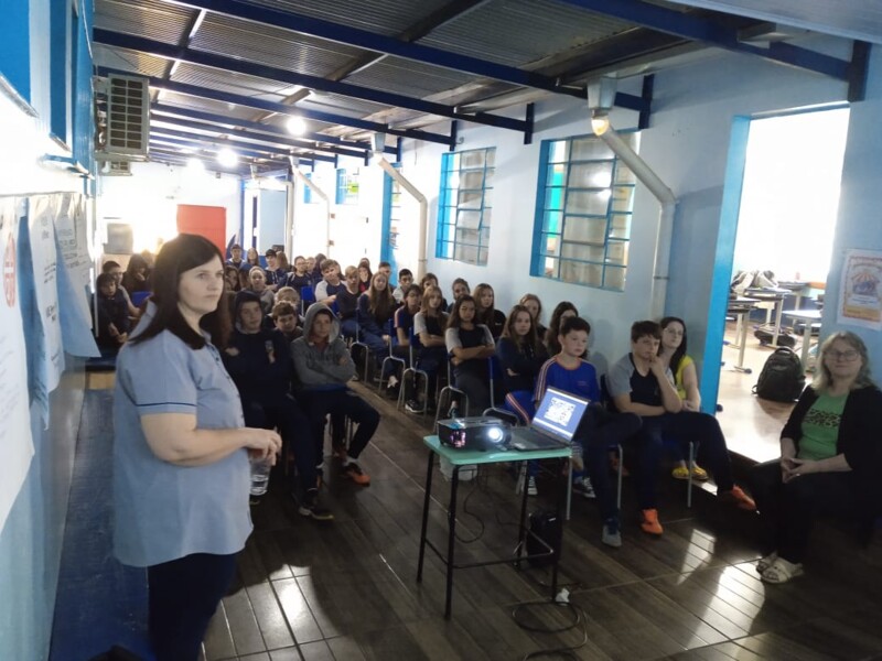 Alunos da EMEF Emílio Carlos Linck acompanhando atentamente a palestra