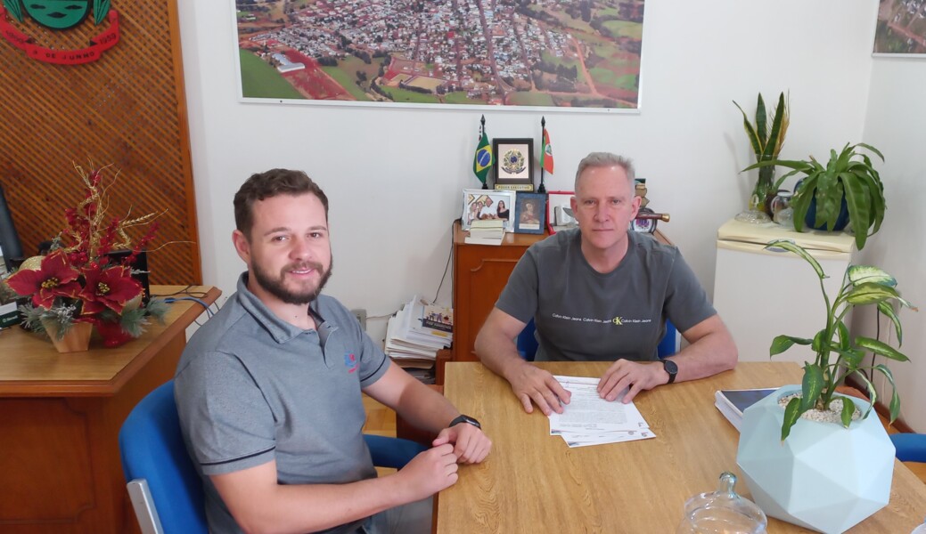 Daniel Chiamentti e prefeito Gelson Scherer no momento da assinatura do contrato