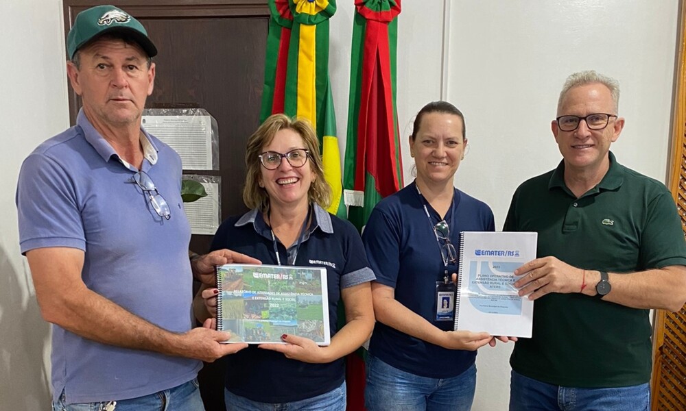 Vice-prefeito Moacir, extensionista Odete, assistente Judite e prefeito Gelson