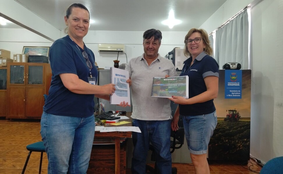 Secretário Elias Telmo recebendo o relatório de atividades da equipe da EMATER