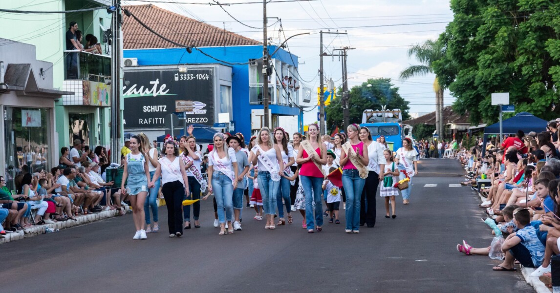 Soberanas das edições anteriores também participaram do desfile