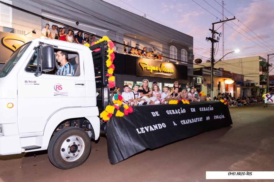 Professores e alunos da EMEI Arco-Íris também se fizeram presentes no desfile