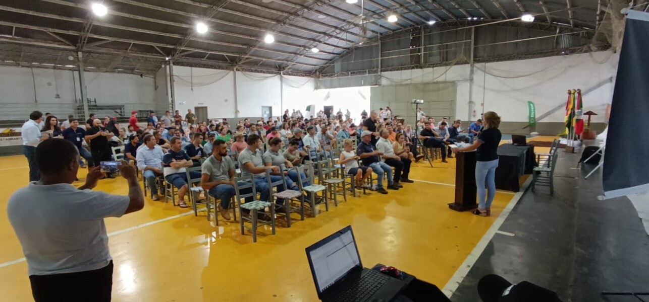Mais de 200 produtores rurais participaram do seminário.