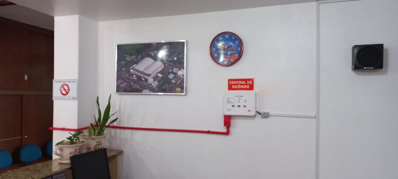 Central de incêndio instalada no hall de entrada.