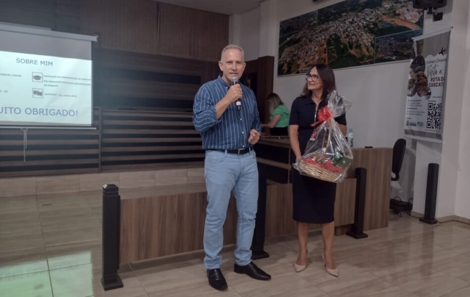 Prefeito agradecendo à painelista pelas contribuições no Fórum