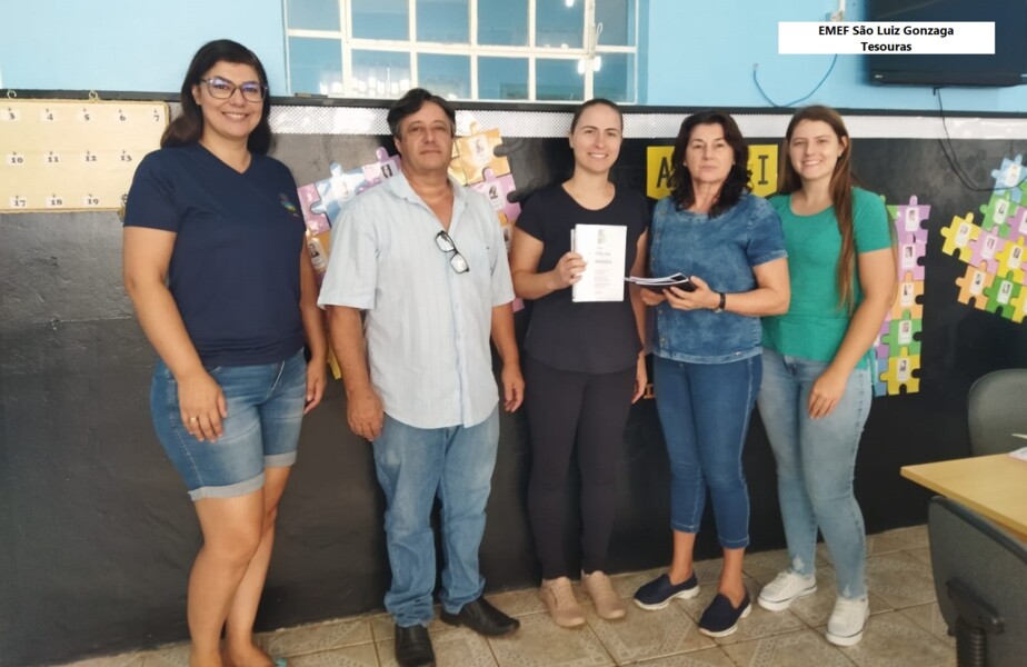 Secretário da Agricultura, Elias Telmo Pruciano, e equipe do SIM na EMEF São Luiz Gonzaga de Tesouras