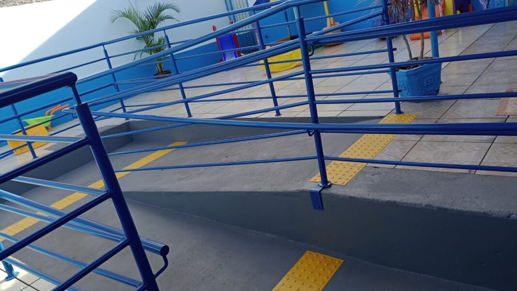 Acessibilidade na entrada da escola