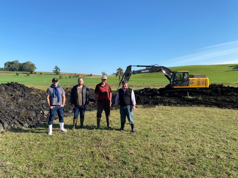 Equipe da Secretaria da Agricultura e Emater acompanharam o início dos trabalhos.