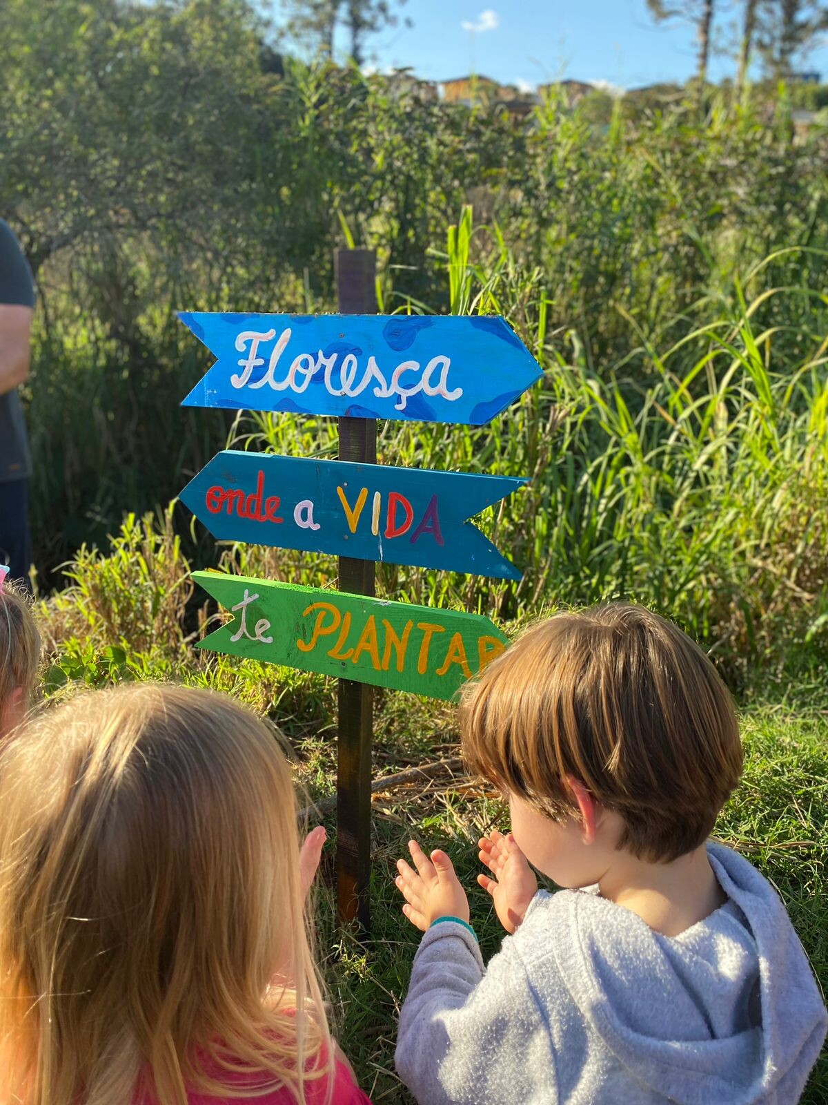 Placas educativas e motivacionais foram instaladas.