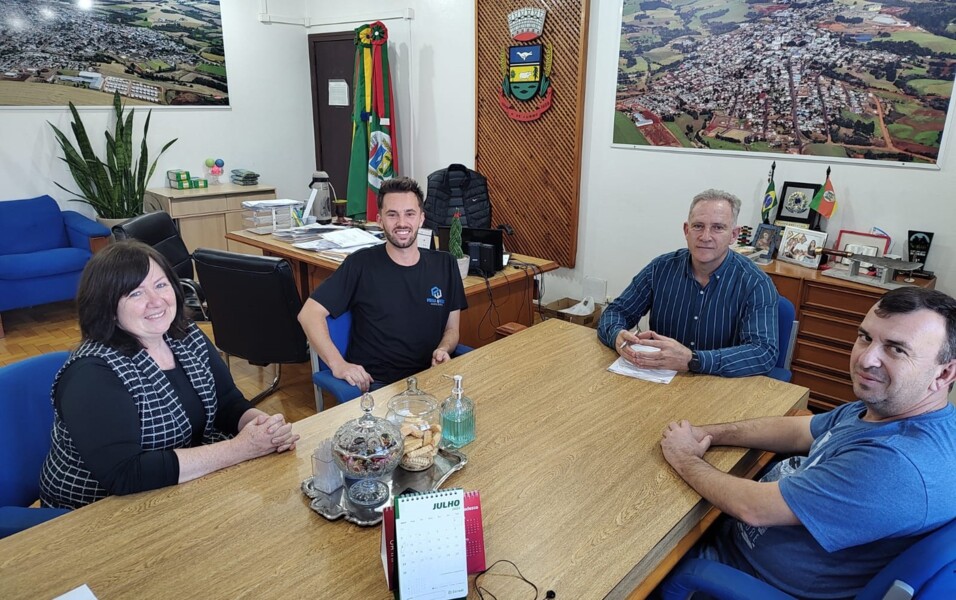 Prof. Rejane Gehlen, Kelvin Weber (ACIC), prefeito Gelson Scherer e Anderson Allebrand