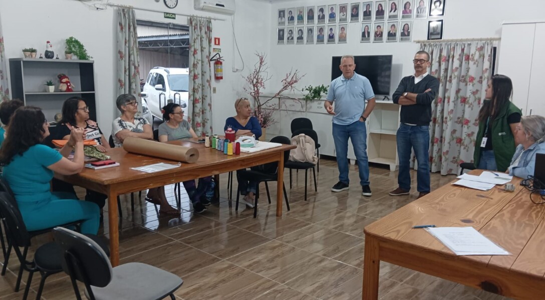Participantes do curso de Introdução à costura e transformação de peças de vestuário com o prefeito Gelson e o secretário Ademir