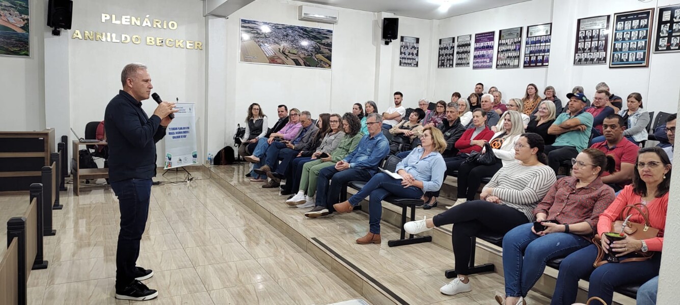 Prefeito Gelson destacou a importância do desenvolvimento do turismo para fortalecer a economia.