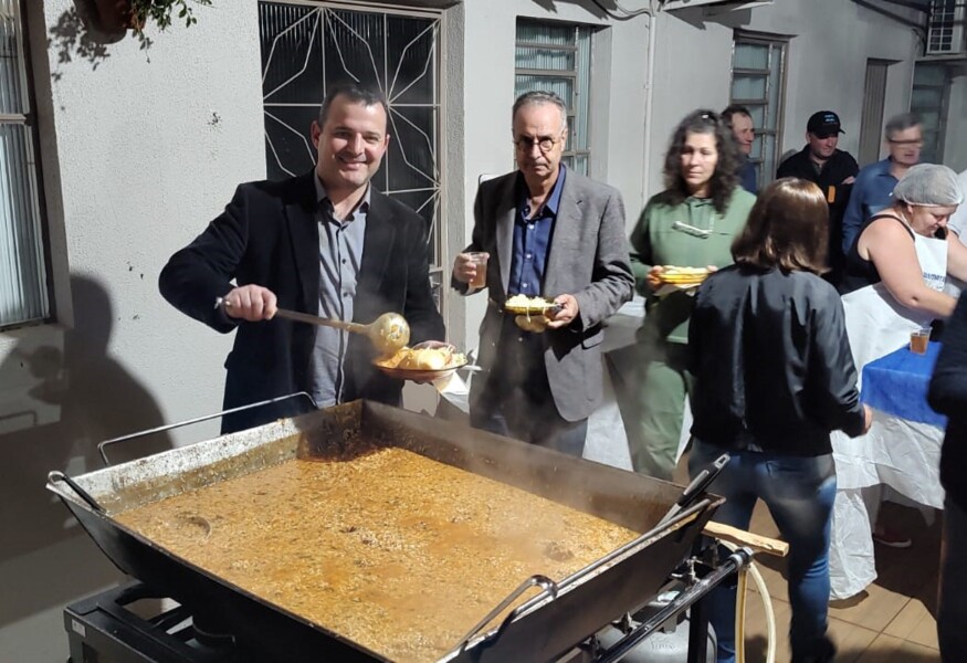 Prato típico de Chapada: galinhada com maionese. (prof. Tiago e Diretor da UFSM/Palmeira das Missões , Luiz Anildo A. da Silva)