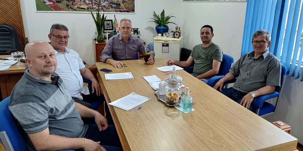 Prefeito Gelson, secretário Eloy  com os empresários Délcio Giacomini, Ivan Fiebig e o gerente Volmar Sturmer.