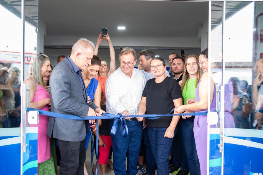Momento do descerramento da fita inaugural.
