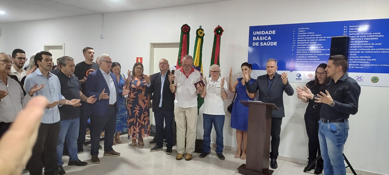 Momento da bêncão da nova Unidade de Saúde.