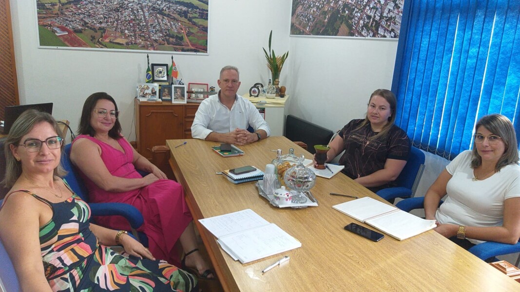 Prefeito Gelson Scherer com equipe da SMEC e presidente do CME.