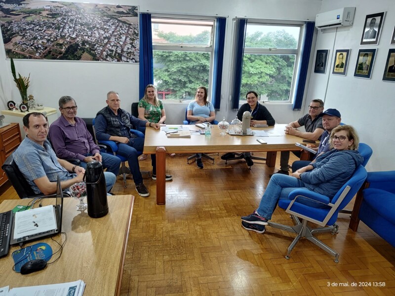 Prefeito gelson, equipe da EMATER e coordenação da Defesa Civil.