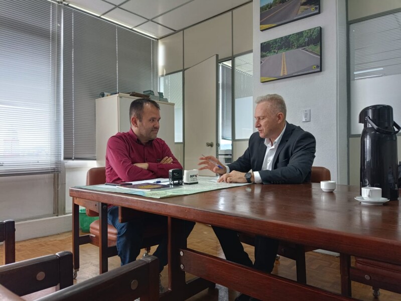 Prefeito Gelson com o chefe de gabinete do Diretor do DAER.