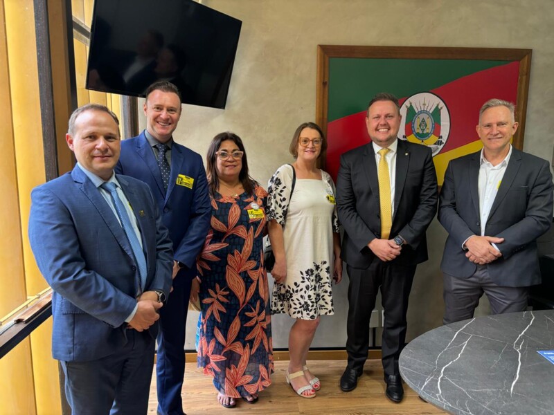Prefeito Gelson, vereadores e assessor jurídico da Câmara de Vereadores com o deputado federal Covatti Filho (Progressistas).