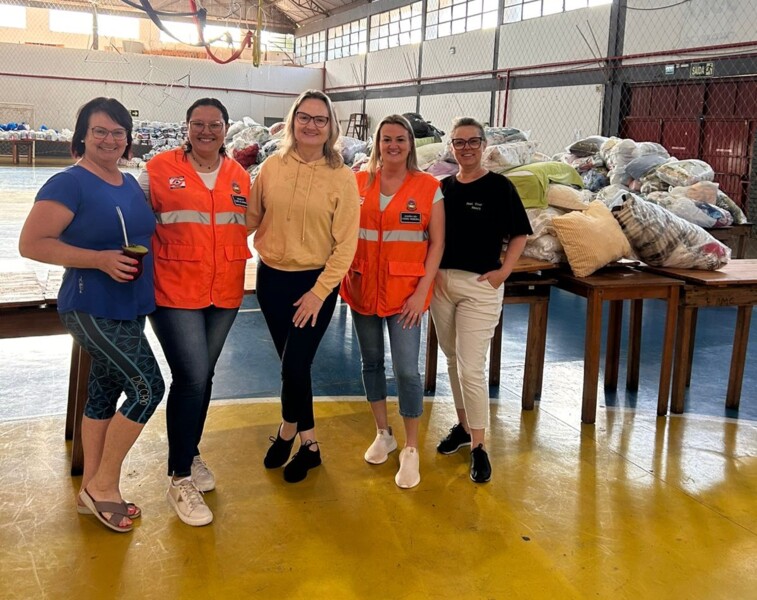 Equipe do CRAS e coordenação municipal da Defesa Civil.