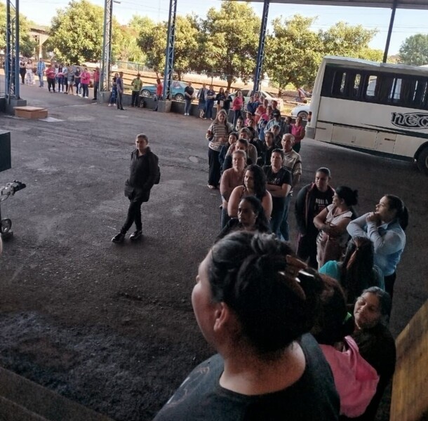 Beneficiários aguardando a distribuição dos kits.