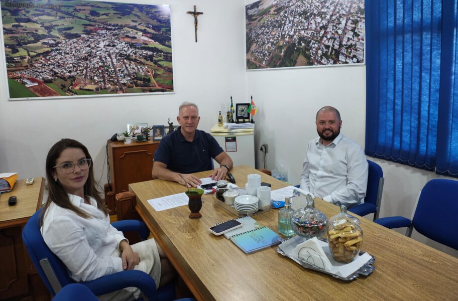 Prefeito Gelson com a diretora presidente da Eletrocar, Jéssica Previatti, e o advogado César Machado.