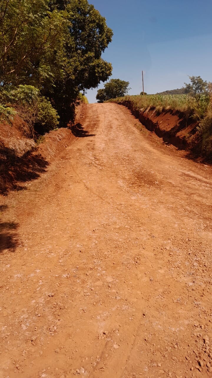 Estrada na localidade de Três Mártires.