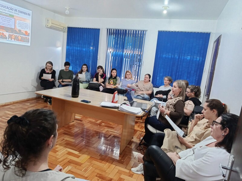 comissao-gestora-do-plano-municipal-de-educacao-realiza-reuniao-com-relatores-e-redatores-das-comissoes-tecnico-tematicas